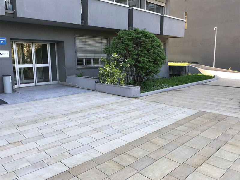 Cortile condominiale pavimentato in gres porcellanato trattato