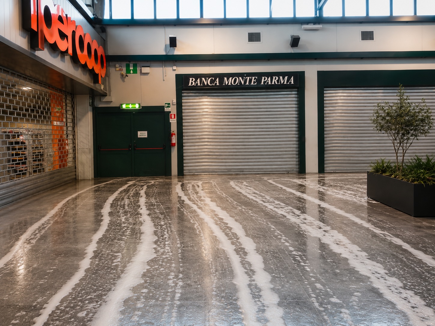 Ingresso dell’Ipercoop di Parma con la pavimentazione trattata contro la scivolosità