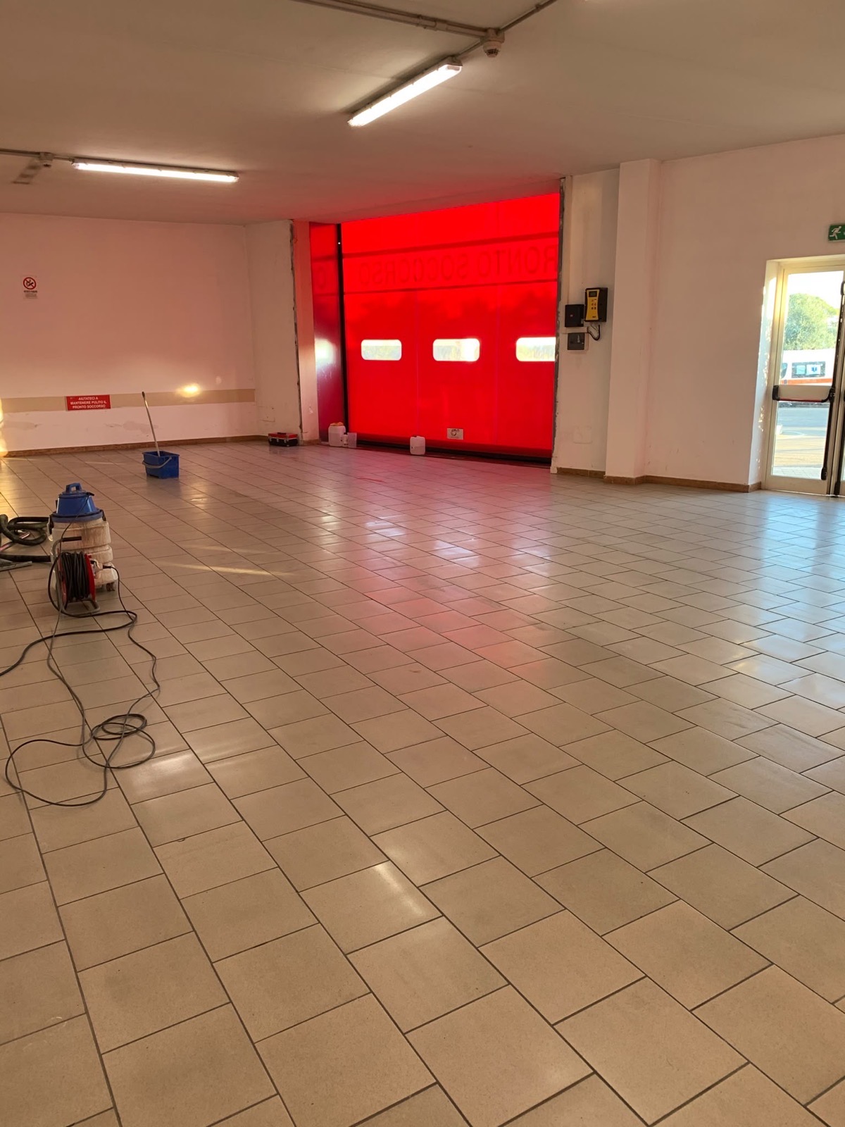 Pavimento in ceramica di un capannone durante il trattamento antiscivolo