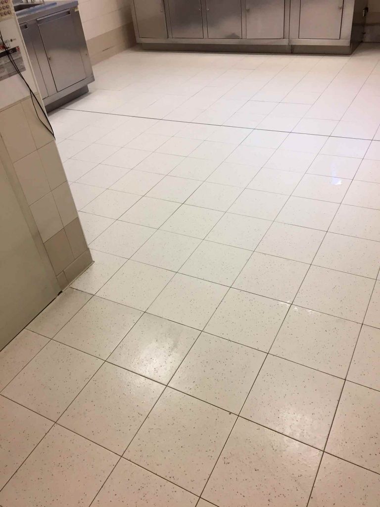 Pavimento in piastrelle di ceramica di un ambiente di lavoro dopo il trattamento