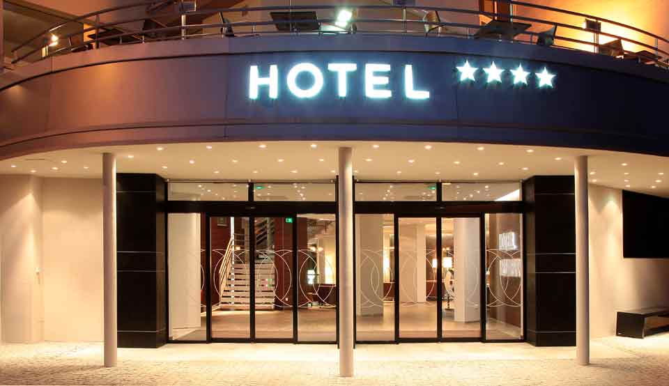 Ingresso illuminato di un hotel
